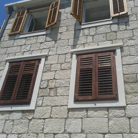 Appartement 1 *